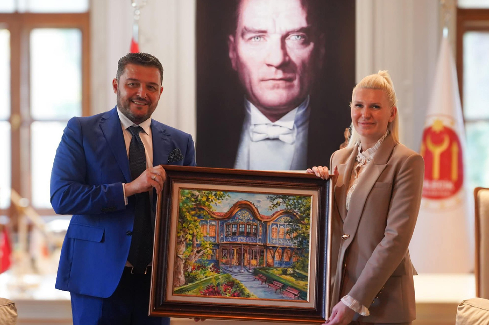 Турска кметица, родена в България, и кметът на пловдивската община "Родопи" засадиха дръвчета в изпепелени от пожара гори