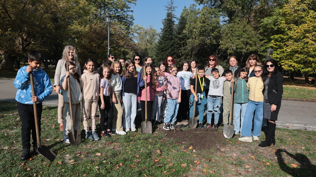 ДАЗД: Деца засадиха дръвче, символ на Национална кампания срещу насилието над и между деца „Бъди смел, бъди добър“ в Борисовата градина в столицата