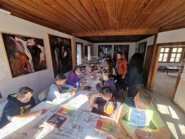 Арт терапевтично ателие „Цветни емоции“ в Смолян се бори срещу агресията при подрастващите