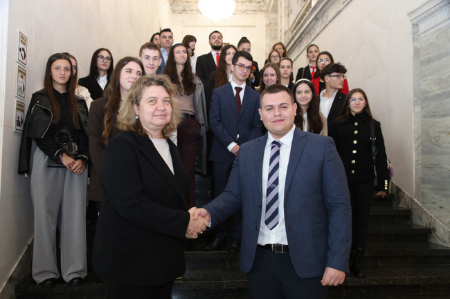 Председателят на Народното събрание Наталия Киселова посрещна в пленарната зала на парламента участниците в инициативата „Мениджър за един ден“