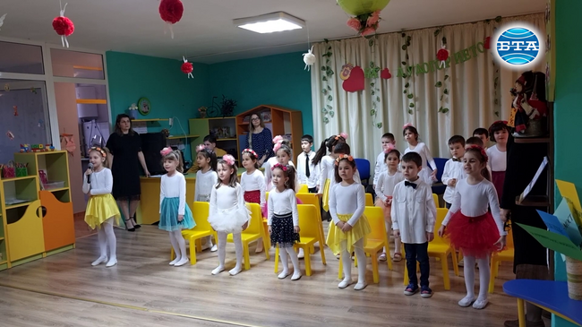 В навечерието на Трети март деца от детска градина „Лудогорче“ в Разград проведоха открит урок по родолюбие