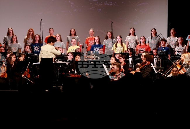 Певците от Детския радиохор пяха и танцуваха по време на концерта „Фиеста – радостта от музицирането“ в НДК