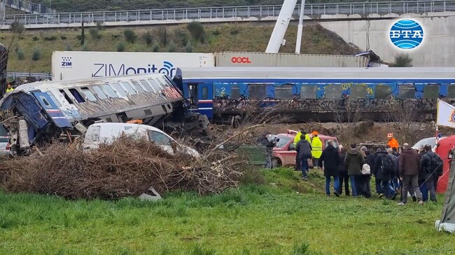 В проливен дъжд спасителите търсят последните тела в катастрофиралите влакове в Гърция