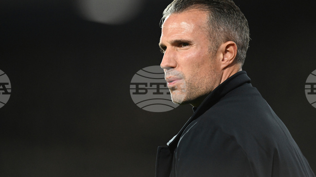 Робин ван Перси защити решението си да пусне в игра сина си Шакил при загубата от Селтик в Лига Европа