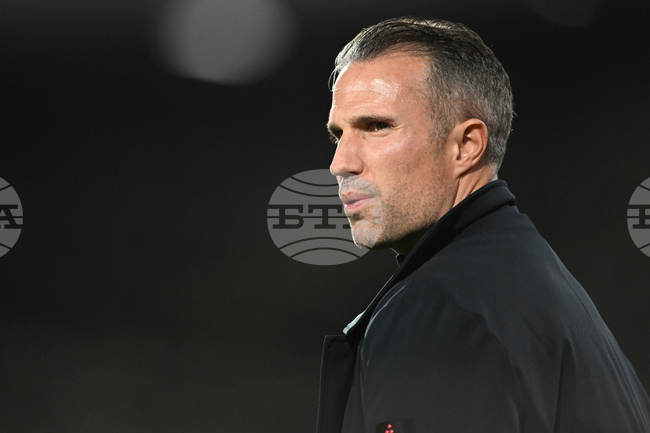 Робин ван Перси защити решението си да пусне в игра сина си Шакил при загубата от Селтик в Лига Европа