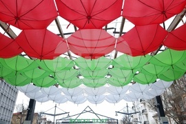 Женски пазар - чадъри - Национално знаме