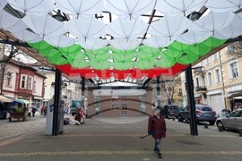 Женски пазар - чадъри - Национално знаме