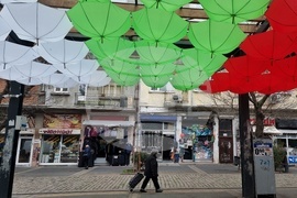 Женски пазар - чадъри - Национално знаме