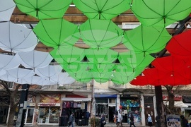 Женски пазар - чадъри - Национално знаме