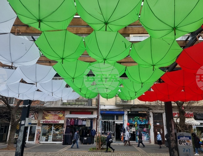 Женски пазар - чадъри - Национално знаме