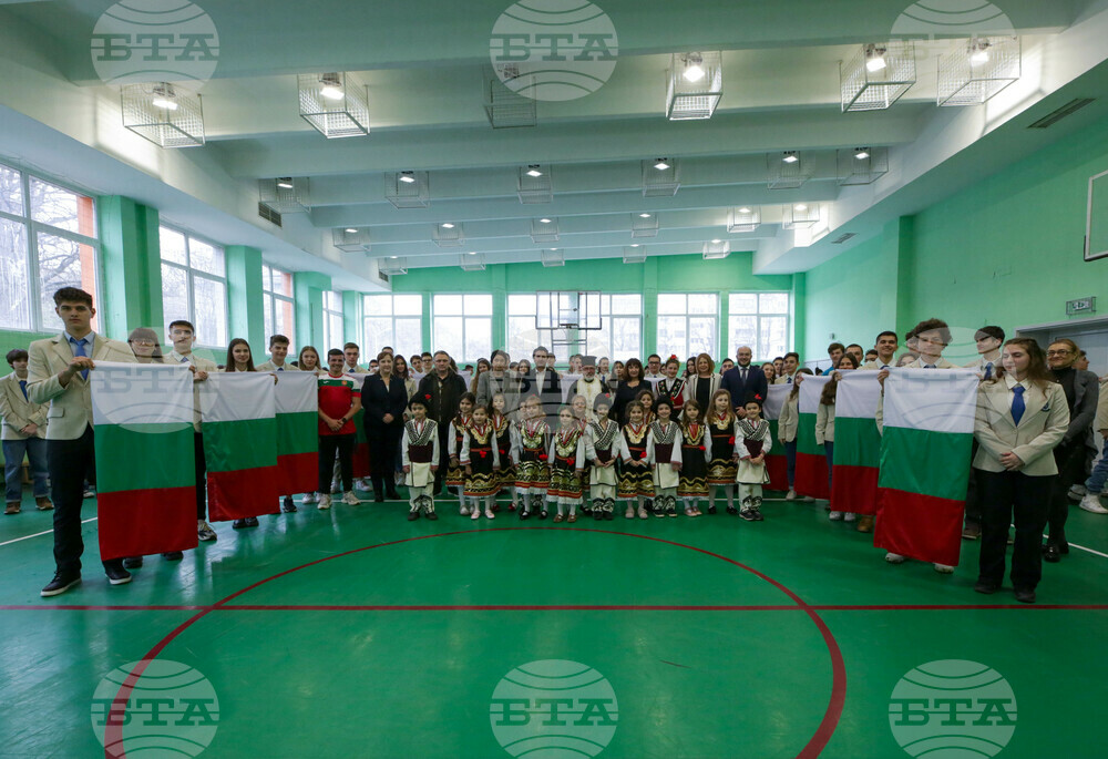 Освещаване на националните знамена на столичните училища