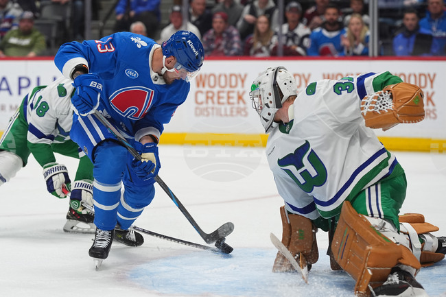 Лидерът в НХЛ Колорадо загуби от Каролина след изпълнение на дузпи