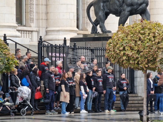 Близки на загинал моторист протестираха пред Съдебната палата в София с искане за доживотна присъда за подсъдимия 