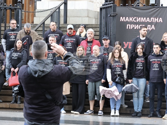 Близки на загинал моторист протестираха пред Съдебната палата в София с искане за доживотна присъда за подсъдимия 