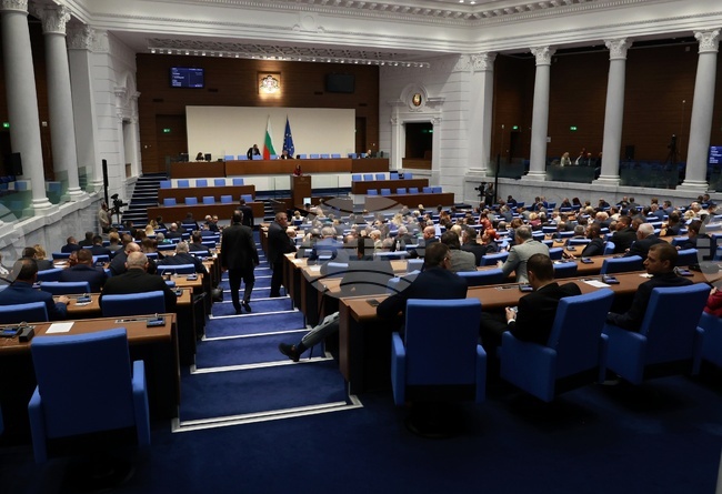 Председателят на парламента Наталия Киселова даде 15 минути почивка заради безредици в залата 