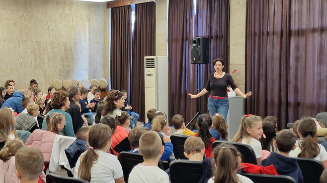 Мария Донева представи книгата си "Моите кукли" пред деца в Регионалната библиотека "Стилиян Чилингиров" в Шумен