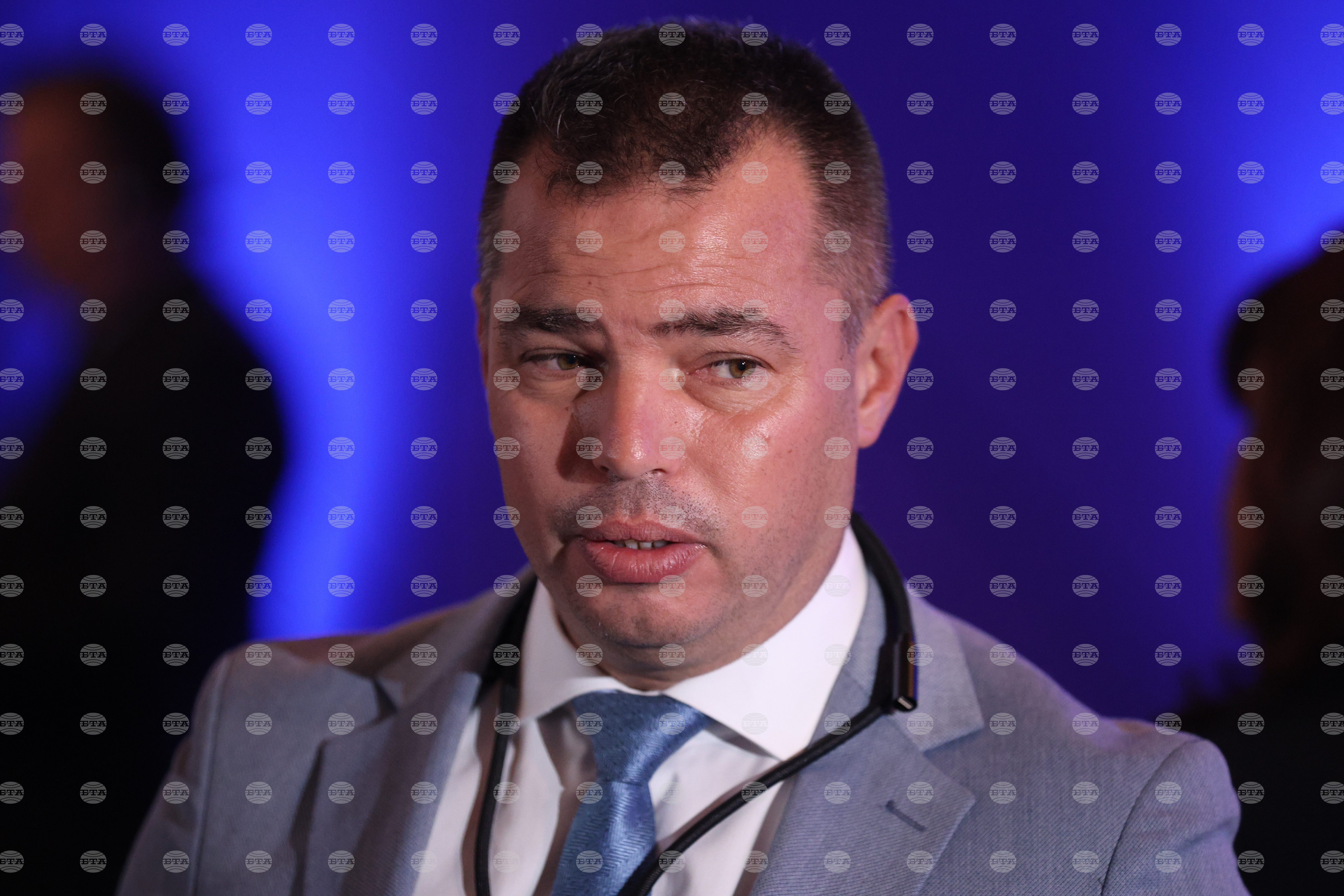 Бурното море не позволява евакуация на екипажа на танкера, заседнал край Ахтопол, каза директорът на "Гранична полиция"