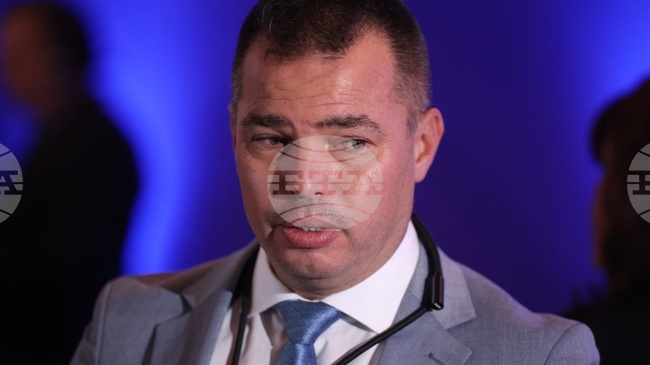 Бурното море не позволява евакуация на екипажа на танкера, заседнал край Ахтопол, каза директорът на "Гранична полиция" гл. комисар 