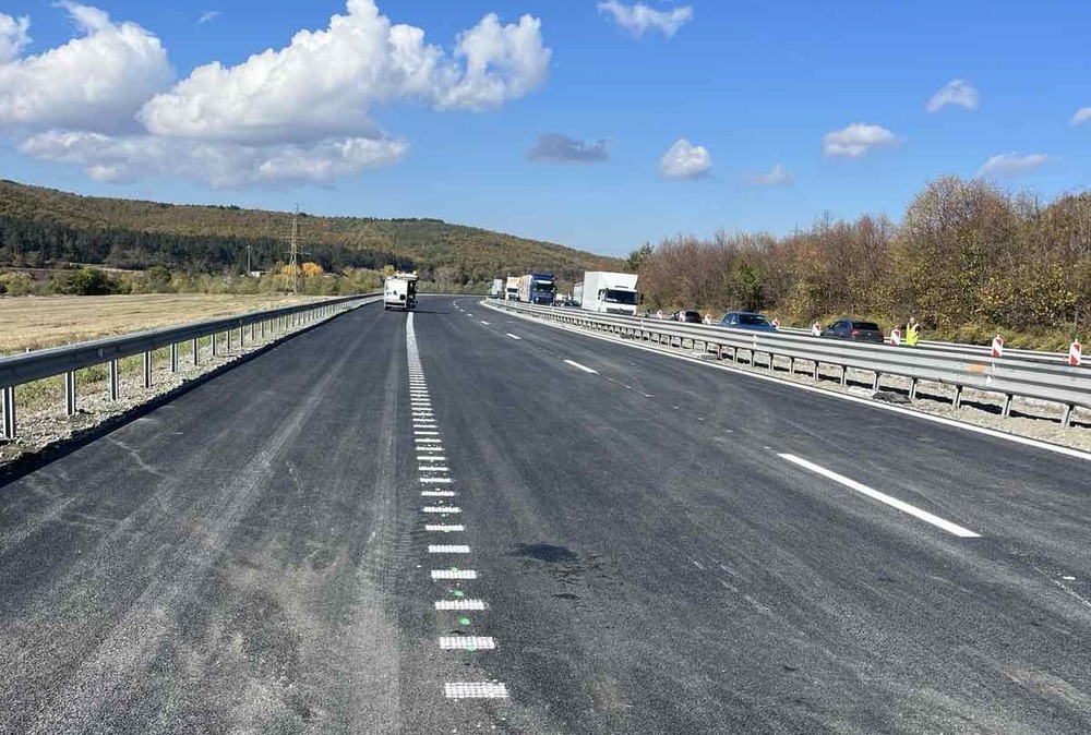 Започва полагане на маркировка в платното за София в ремонтирания участък от магистрала "Тракия" в област Пазарджик