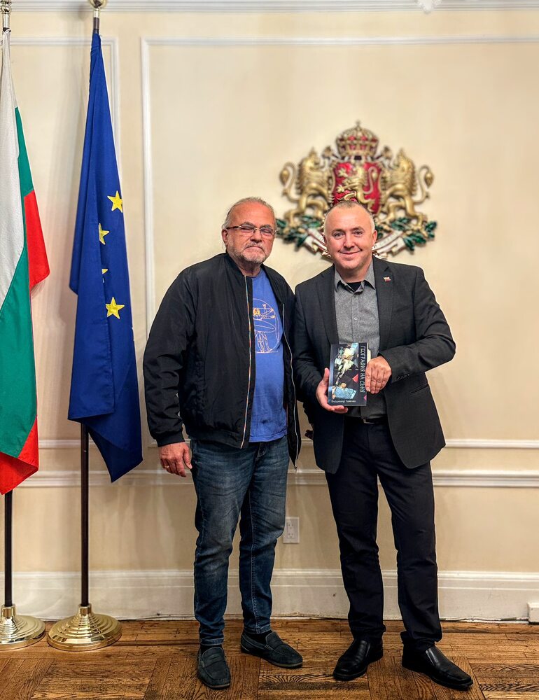 Поетът и писател Владимир Левчев дари на библиотеката в Генералното консулство в на България в Ню Йорк две от последните си книги