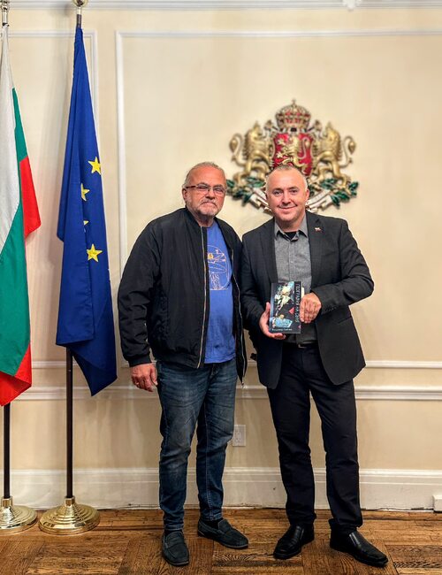 Поетът и писател Владимир Левчев дари на библиотеката в Генералното консулство в на България в Ню Йорк две от последните си книги