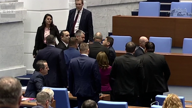 Председателят на парламента Наталия Киселова даде 15 минути почивка заради безредици в залата