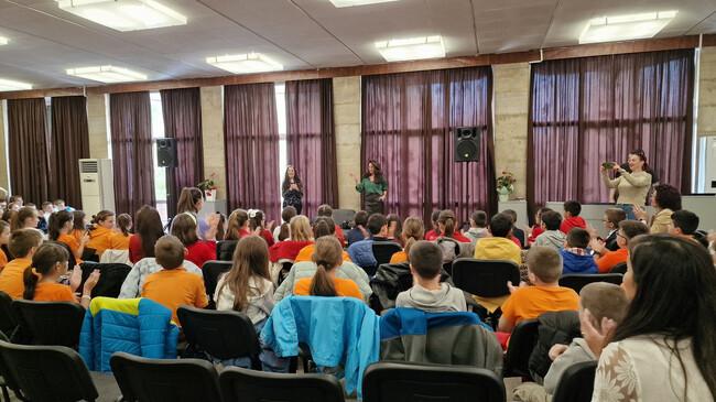 Катя Антонова представи свои книги за деца в Регионалната библиотека "Стилиян Чилингиров" в Шумен