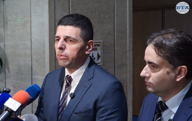 Делян Пеевски и Бойко Борисов опитват да изтъргуват излизането на Пеевски от "Магнитски" през сделка с „Лукойл“, смятат от "Да, България"