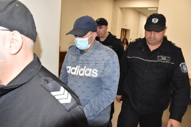 Съдът остави в ареста мъж, стопанисвал оранжерия с над 1300 растения канабис в автосервиз край Хасково