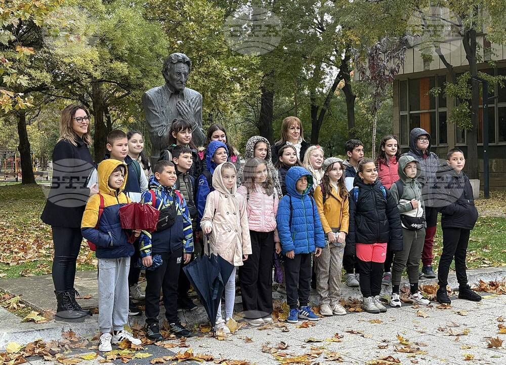По повод 96-ата годишнина от рождението на Йордан Радичков пред паметника му в Монтана бяха поднесени цветя