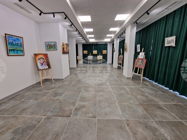 Изложбата „Изкуство от сърцето на Радомир“ е подредена в Общинския исторически музей