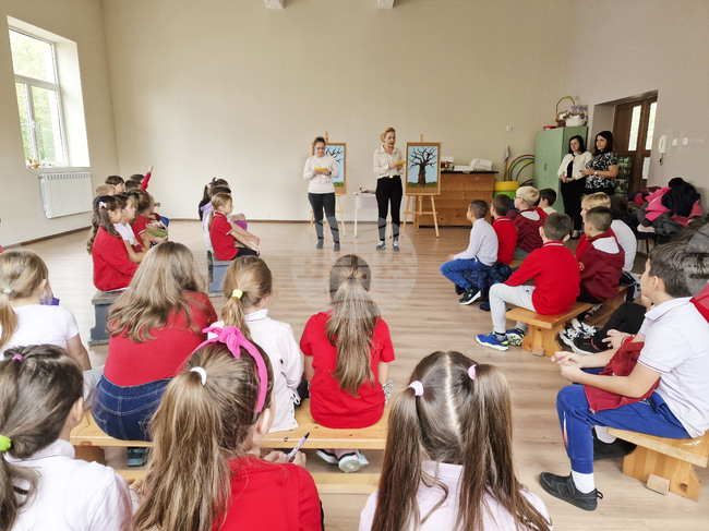 Второкласници от две училища в Пазарджик поставиха началото на съвместен проект под надслов „Природата през петте сетива“