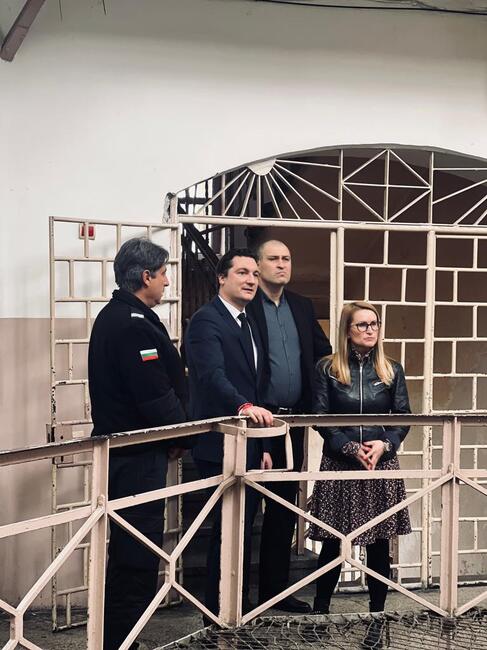Министър Зарков инспектира затвора в София