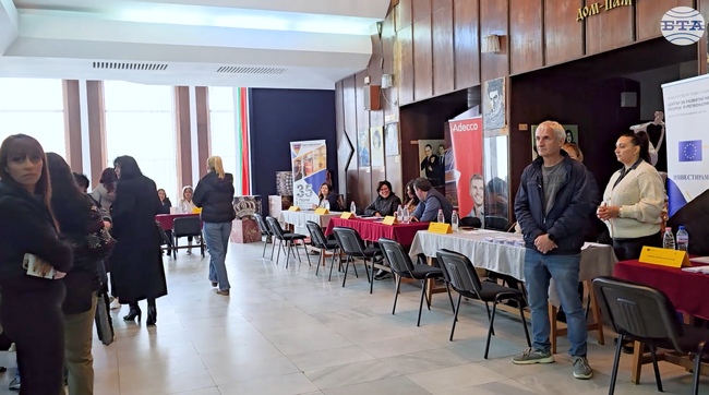 Възможности за пряк контакт между бизнеса и хората, търсещи професионално развитие, предостави трудова борса в Панагюрище