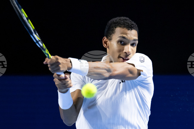 Двукратният шампион Феликс Оже-Алиасим приключи участието си на турнира по тенис в Базел