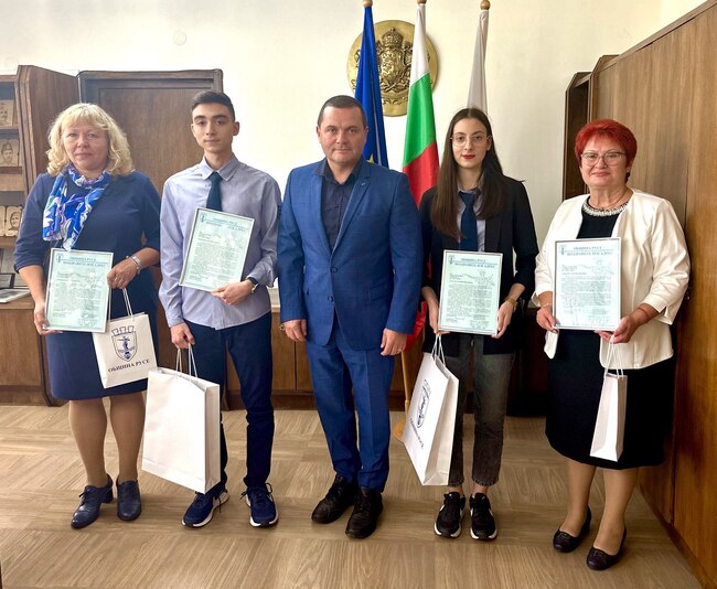 Община Русе: Пенчо Милков се срещна с учениците от Математическата гимназия, участвали в „Стани богат“