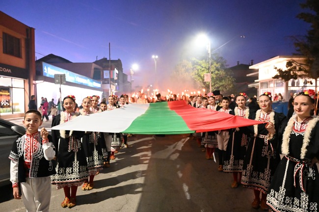 Кметът на Община Елин Пелин издаде заповед, с която забрани празнуването на "Хелоуин" в училищата, детските градини и читалищата на територията на общината заради 1 ноември - Деня на народните будители