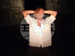 „Eдин човек“, моноспектакъл на Михаил Бонев, по книгата „Телогинариум“ на Ясен Григоров е най-новот загалвие в афиша на „Сфумато“, снимка – „Сфумато“