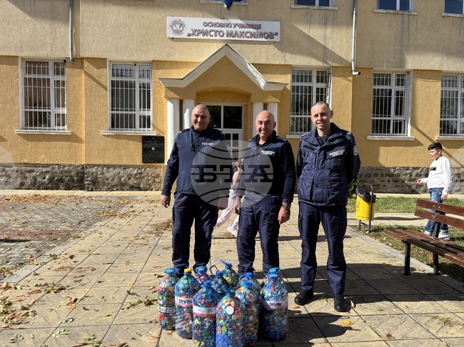 Полицаи от Самоков дариха пластмасови капачки за инициативата „Капачки за бъдеще“