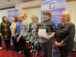 Заместник-министърът на образованието Наталия Михалевска връчи награди за образователно приобщаване на деца и ученици от уязвими групи. Снимка: МОН