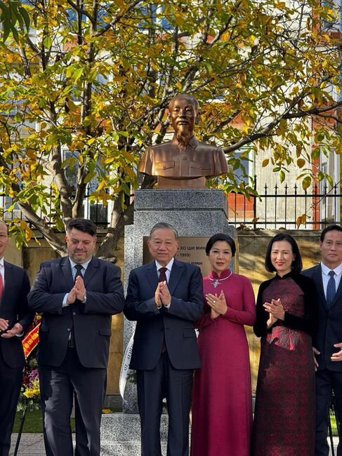 Вицепремиерът Атанас Зафиров и генералният секретар на Виетнамската комунистическа партия То Лам откриха паметник на Хо Ши Мин в София