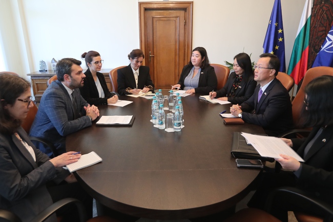 Foreign Minister Meets Korean Ambassador to Mark 35 Years of Diplomatic Relations