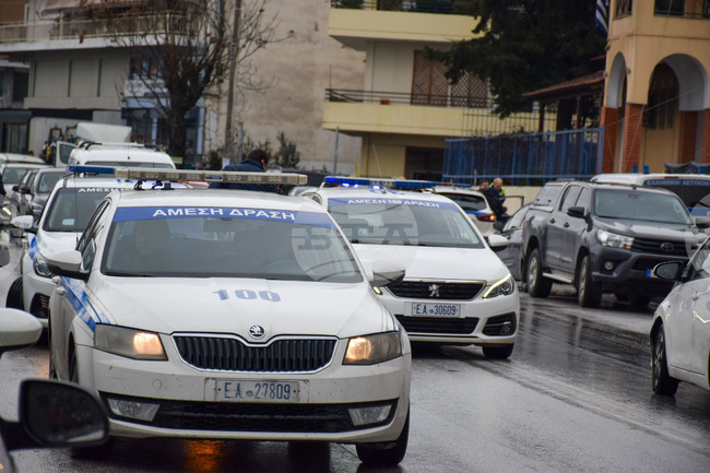Оръжия и експлозиви са открити в апартамент в Атина, съобщи полицията