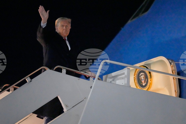 Тръмп ще се срещне с емира и премиера на Катар на борда самолета си при спирка за презареждане на път за Малайзия, каза Белият дом