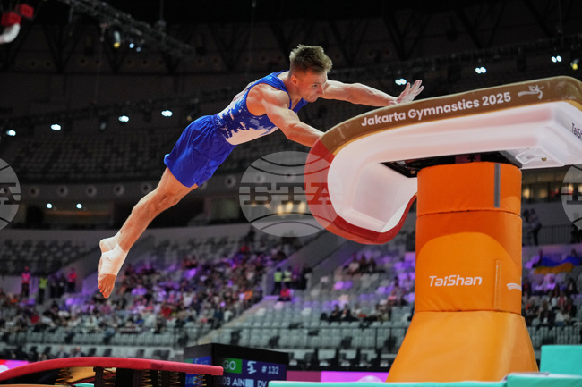 Роденият в София руски гимнастик Даниел Маринов е бил подкрепян от българския отбор по време на Световното първенство в Джакарта