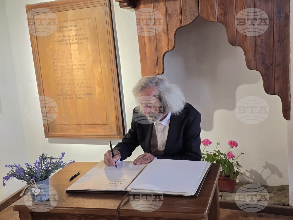 В лауреатската книга в къщата музей „Добри Чинтулов“ в Сливен бе вписан тазгодишният носител на наградата – Велин Динев