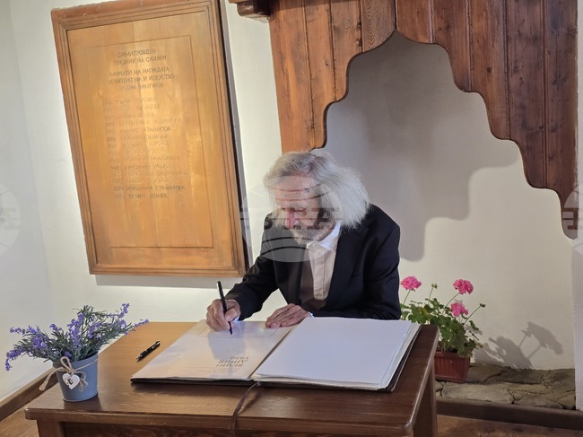 В лауреатската книга в къщата музей „Добри Чинтулов“ в Сливен бе вписан тазгодишният носител на наградата – Велин Динев