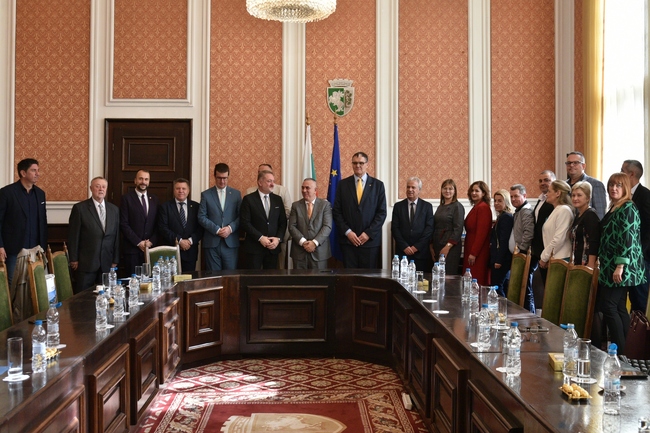 Сливен и Ниш сключиха споразумение за сътрудничество. Кметът Радев посрещна делегати от побратимени градове