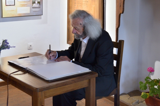 Художникът Велин Динев бе вписан в паметната лауреатска книга в къщата-музей „Добри Чинтулов“