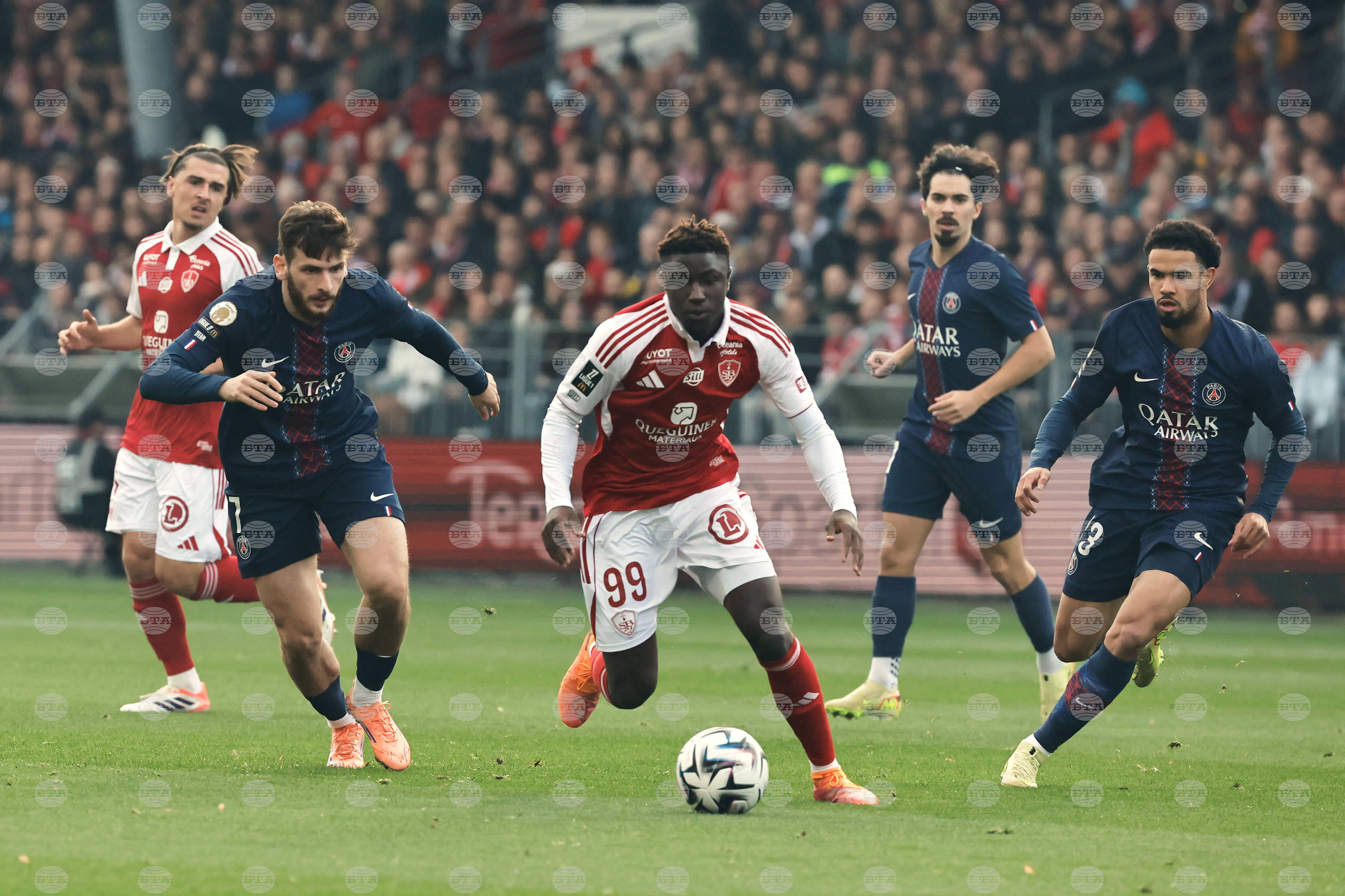 Брест не успя да пречупи 10 човека от Лион и остава в долната част на класирането във френската Лига 1